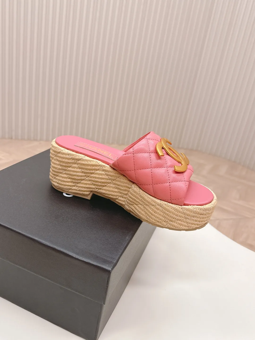 👟👟Ex-factory price 560👟👟 CHANEL Chanel 2025 new sandals and slippers series classic series every style is great rhombus platform sandals and slippers elegant and noble comfortable and versatile upper: sheepskin foot pad: sheepskin sole: rubber outsole size: 35-40